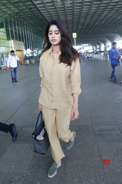 Janhvi Kapoor Street Style, Janhvi Kapoor Airport Look, Airport Looks Bollywood, Jhanvi Kapoor Outfits, Jhanvi Kapoor, Co Ords Outfits, Celebrity Casual Outfits, Janhvi Kapoor, At Airport