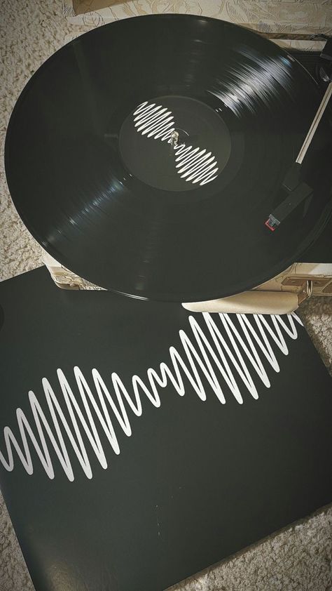 Artic Monkeys Vinyl Record, Am Record, Arctic Monkeys Vinyl Record, Vinyl Aesthetic Bedroom, Arctic Monkey Vinyl, Am Aesthetic Arctic Monkeys, Neighborhood Aesthetic Band, Saanvi Core, Soft Grunge Wallpaper