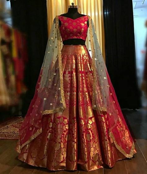 Mehendi Dress, Silk Lehengas, Kurta Lehenga, Gold Lehenga, Lehenga Choli Designs, Indian Bridesmaids, Pengantin India, Reception Lehenga, Indian Outfits Lehenga