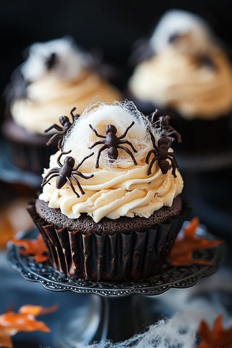 21 Spooky Halloween Cupcake Decoration Ideas: Creative Ideas for Your Haunted Dessert Table - Emma's Cake Studio Creepy Cupcakes Scary Halloween, Halloween Scary Cupcakes, Halloween Cupcake Display, Easy Halloween Cupcakes Ideas, Fancy Halloween Cupcakes, Horror Movie Cupcakes, Halloween Desserts Cupcakes, Halloween Cakes And Cupcakes, Horror Cupcakes