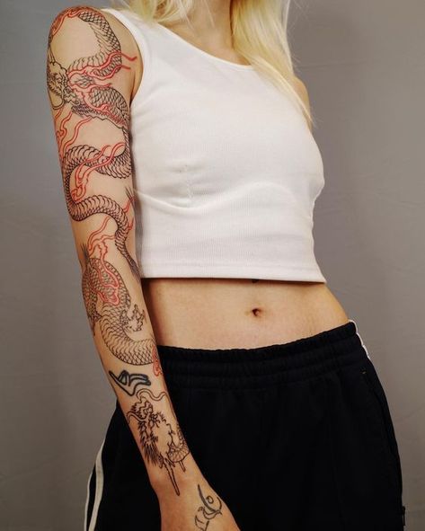 Tattoos On Girls, Voll Arm-tattoos, Red Dragon Tattoo, Girls With Sleeve Tattoos, Dragon Sleeve Tattoos, Dragon Tattoo For Women, Red Ink Tattoos, Japanese Sleeve Tattoos, Red Tattoos