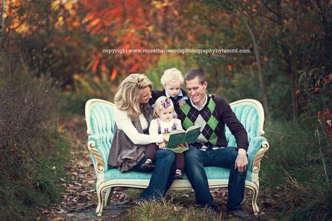 31+ family picture ideas with props - Lolly Jane Outdoor Photo Props, Family Picture Ideas, Camper Vintage, Christmas Poses, Large Family Photos, Family Portrait Poses, Family Christmas Pictures, Outdoor Family Photos, Family Pic