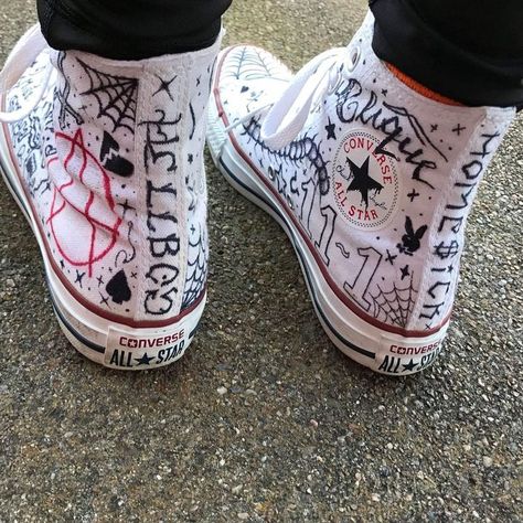 Converse Drawing On Shoes, Drawing On Shoes, Peep Shoes, Converse Drawing, Lil Peep Merch, Shoe Art Designs, Alt Shoes, Converse Design, Grunge Shoes