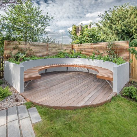 Circular Decking Ideas, Round Deck Ideas, Round Patio Ideas, Circular Deck, Small Garden Decking Ideas, Design Per Patio, Garden Seating Area, Herb Garden Design, Back Garden Design