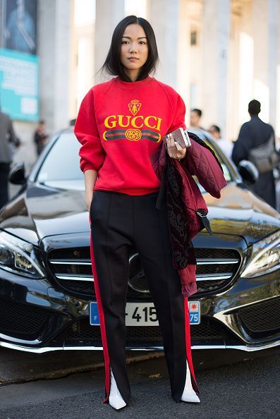 Yoyo Cao poses wearing a Gucci sweater after the Sacai show at the Palais de Tokyo during Paris Fashion Week Womenswear SS17 on October 3 2016 in... Gucci Fashion Show, Yoyo Cao, Gucci Sweatshirt, Gucci Sweater, Gucci Outfits, Paris Fashion Week Street Style, Moda Chic, Looks Street Style, Gucci Fashion