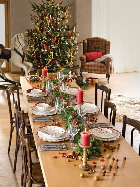 Villeroy & Bochs Service Toys Delight Royal Classics glänzt beim abendlichen Dinner mit den bunt gemusterten Dekoren. Den Artikel findet ihr im Blogazine. Foto: © Villeroy & Boch {Werbung da Markennennung} #tablesetting #christmas #weihnachtsessen #geschirr #porzellan #tabledecoration #Festtafel #tischdeko #advent #weihnachtsdeko #weihnachtsdekoration #kerzen #candle #candlelight #jul #hygge #christmas #xmas #weihnachten #weihnachtsdeko #scandinavianchristmas #xmasdecor #tannenbaum Villeroy & Boch Christmas, Tafel Decor, Christmas Dinnerware, Pretty Christmas, Vegetable Bowl, Christmas Table Settings, Christmas Gift Box, Christmas Table Decorations, Holiday Tables