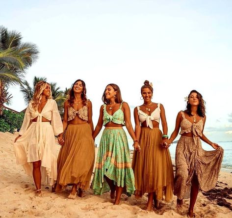 Family Beach Pictures Outfits, Beach Picture Outfits, Foto Best Friend, Coachella Looks, Ruffled Feathers, Maxi Skirt Set, Family Photoshoot Outfits, Family Beach Pictures, Boho Summer Outfits