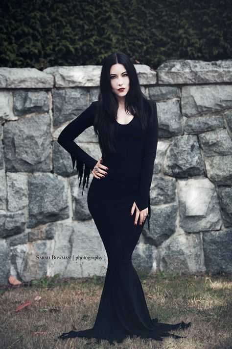 Ideas & Accessories for your DIY Morticia Addams Halloween Costume Idea Mortician Addams Costume, Morticia Addams Costume Diy, Mortician Addams, Morticia Addams Dress, Morticia Addams Costume, Diy Fantasia, Addams Dress, Addams Family Costumes, Morticia Addams