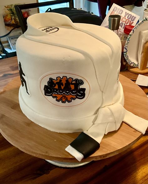 Jiu Jitsu gi birthday cake Jiu Jitsu Cake, Jiu Jitsu Belts, Jiu Jitsu Gi, White Belt, Brazilian Jiu Jitsu, Cakes For Boys, Cake Desserts, Amazing Cakes, Birthday Cake