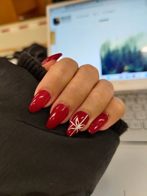 Christmas Berry Nails, Non Basic Christmas Nails, Red Christmas Design Nails, Simple Christmas Naildesign, Red Christmas Nails With Bow, Low Key Christmas Nails, Cherry Red Christmas Nails, Simple Christmas Acrylics, Christmas Nails Round Shape