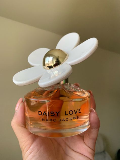 Daisy Love Marc Jacobs, School Hygiene, Hygiene Bag, Daisy Perfume, Perfume Body Spray, Marc Jacobs Daisy, Daisy Love, Body Sprays, Smell Goods