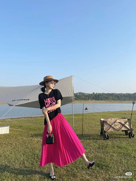 Cute Lounge Outfits, Pink Pleated Skirt, Color Combos Outfit, Color Combinations For Clothes, Long Skirt Outfits, Korean Girl Fashion, Korean Fashion Trends, Long Dress Casual, Doha