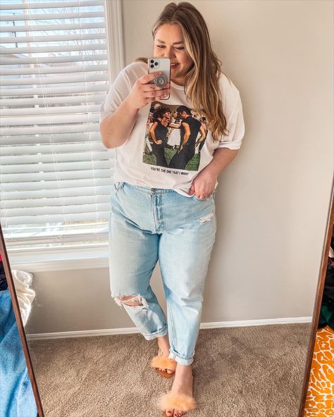 Tshirt And Jeans Plus Size Outfit, How To Style Oversized Tshirt With Jeans Plus Size, Boyfriend Jeans And T Shirt Outfit, How To Style Boyfriend Jeans Plus Size, Graphic Tee Plus Size Outfit, Plus Size Farmers Market Outfit, Baggy Jeans Plus Size Outfit, How To Style Mom Jeans Plus Size, Plus Size Ripped Jeans Outfit