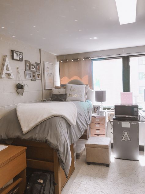 App State Dorm Room, Northeastern Dorm, Neutral Dorm Room, College Decorations, Cozy Kitchen Ideas, College Rooms, Ipad Things, Dorm Room Decor Ideas, Beautiful Dorm Room