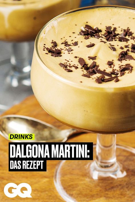 Dalgona Kaffee wird im Dalgona Martini neu erfunden, einem Cocktail mit einem einfachen Rezept, der sicherlich die Zustimmung von Carrie Bradshaw finden würde. #dalgona #coffee #martini #hotdrink #wachmacher #cocktails #trends #drinks #rezept #dalgonacoffee #gq #gqgermany Coffee Martini, Whisky Cocktail, Carrie Bradshaw, Martini, Gq, Cereal, Dessert, Drinks, Coffee