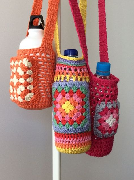 crochet granny square bags Mode Crochet, Diy Crochet Projects, A Hook, Crochet Accessories, Crochet Fashion, Bottle Holders, Cute Crochet, Yarn Crafts, Crochet Crafts