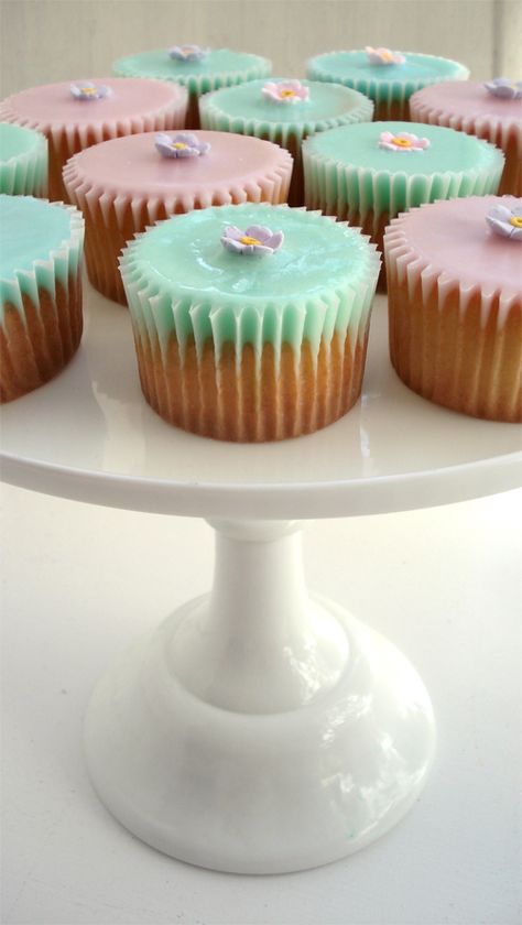 Fairy cakes Flat Top Cupcakes (poured fondent) Trendy Cupcakes, Fairy Cupcakes, Eat Cupcakes, Fairy Cakes, Yummy Cupcakes, Cupcakes Cake, Cupcake Ideas, Croquettes, Cup Cakes