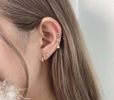 Small Ear Styling, Gold Ear Setup, Minimalist Piercings Ear, Minimalistic Ear Piercings, Piercings Ear Aesthetic, Piercings Oreja Aesthetic, Minimalist Ear Piercings Ideas, Aesthetic Ear Piercings, Minimalist Ear Piercings