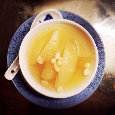 Chinese Pear Dessert, Tong Sui, Chinese Drink, Pear Soup, Herbal Soup, Chinese Soup Recipes, Herb Soup, Herbal Tonic, Sweet Soup