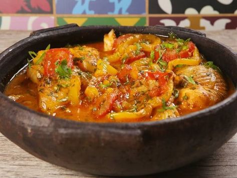 Moqueca de tilápia para caprichar no jantar · Jornal Midiamax Fish Dishes, Red Curry, Thai Red Curry, Coco, Healthy Recipes, Ethnic Recipes