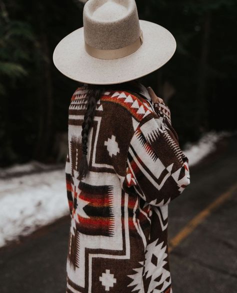 Our jackets, meticulously handcrafted by skilled indigenous artisans in Ecuador, are made from the same textiles as our cozy blankets. The blend of artistry and with quality, soft materials ensure that these jackets are a versatile and lightweight addition to your wardrobe, suitable for all seasons. Transitional Jacket, Aztec Jacket, Blanket Jacket, Look Put Together, Unisex Jacket, Cozy Blankets, Ethnic Fashion, Summer Nights, Gray Jacket