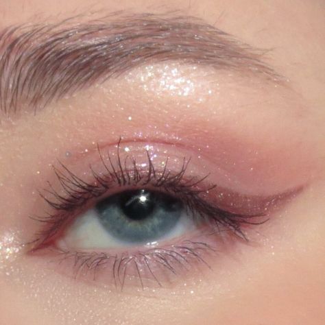 Cool Toned Pink Makeup, Soft Makeup Blue Eyes, Soft Summer Ethereal, Dainty Makeup Looks, Subtle Glitter Eye Makeup, Feminine Makeup Soft, Soft Summer Makeup Looks, Pink Makeup Soft, Pale Pink Makeup