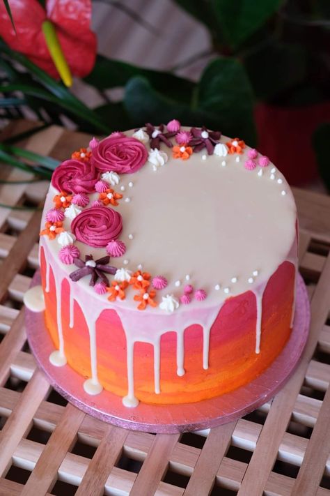 Ombre Flower Cake, Ombre Cake Ideas Birthday, Sunrise Cake Design, Ombre Cake With Flowers, Sunset Cake Design, Cake With Piped Flowers, Ombre Cake Ideas, Ombre Cake Frosting, Drip Cake With Flowers