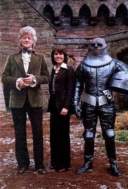 Jon Pertwee and Elisabeth Sladen with Linx the Sontaran in The Time Warrior (1973) Sarah Jane Smith, Jon Pertwee, Doctor Who Companions, Classic Doctor Who, Time Travelers, Jane Smith, Second Doctor, 13th Doctor, Sci Fi Tv