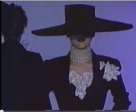 Mugler Fashion, Thierry Mugler, Couture Fashion, 90s Fashion, Hat Fashion, Runway Fashion, Fashion Inspo Outfits, Fashion Art, High Fashion