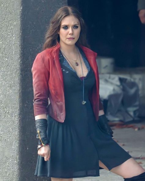 Elizabeth Olsen Gif, Lizzy Olsen, Midnight Suns, Scarlet Witch Costume, Avengers Age Of Ultron, Lizzie Olsen, Elizabeth Olsen Scarlet Witch, Scarlet Witch Marvel, Scarlett Witch