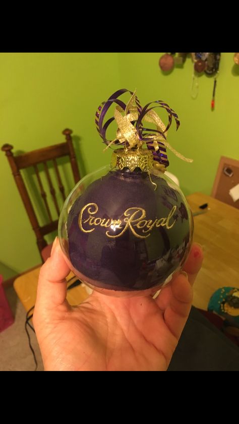 Crown Royal Bags Craft Ideas Diy, Crown Royal Gnomes Diy, Crown Royal Bags Ideas Diy, Crown Royal Diy, Whiskey Bottle Crafts, Trendy Crafts, Crown Royal Crafts, Crown Royal Drinks, Crown Royal Quilt