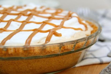 I need to make this!! Christmas with the Kranks Caramel Cream Pie Recipe // SmashedPeasandCarrots.com Mince Pie Pastry, Caramel Cream Pie, Pie Pastry Recipe, Smashed Peas, Christmas With The Kranks, Mince Pies Christmas, Pie Pastry, Cooking Panda, Christmas Pie