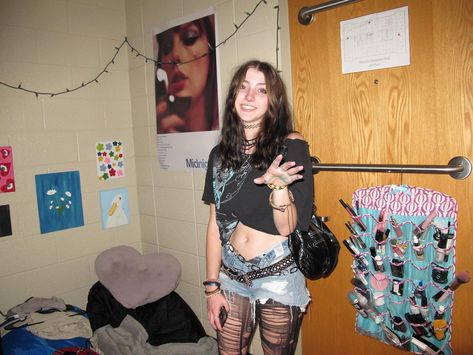 guys i might be kesha Kesha Halloween Costume Diy, Kesha Core Aesthetic, Kesha Aesthetic Outfits, 2010s Party Outfit, 2010 Grunge Outfits, Kesha Party Aesthetic, Kesha Outfits 2000s, Indie Sleaze Outfits 2024, Kesha Concert Outfit