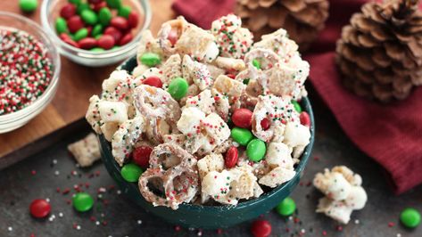 Christmas Chex™ Party Mix Recipe - BettyCrocker.com Party Mix Recipe, Christmas Party Menu, Christmas Party Food Ideas, Chex Party Mix, Santa Party, Holiday Snack, Chex Mix Recipes, Snack Mixes, Holiday Sprinkles