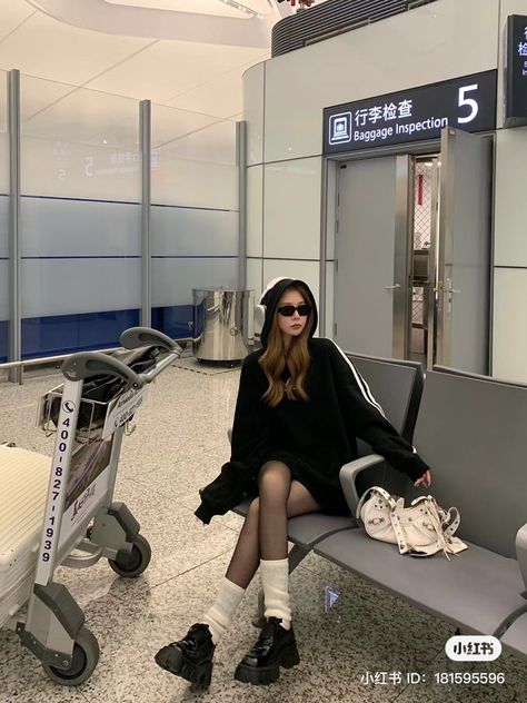 Airport Pictures Ideas, Airport Aesthetic Pictures, Airport Photos Ideas, Douyin Poses, Airport Photo Ideas, Airport Poses, Airport Party, Douyin Aesthetic, Airport Ideas