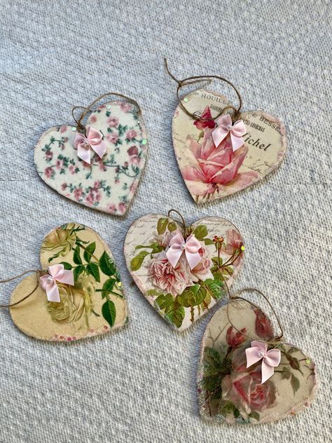 Valentine Craft Ideas, Vintage Valentine Crafts, Shabby Chic Diy Projects, Shabby Chic Hearts, Pressed Flower Crafts, Shabby Chic Flowers, Decoupage Diy, Pink Ornament, Pink Iridescent