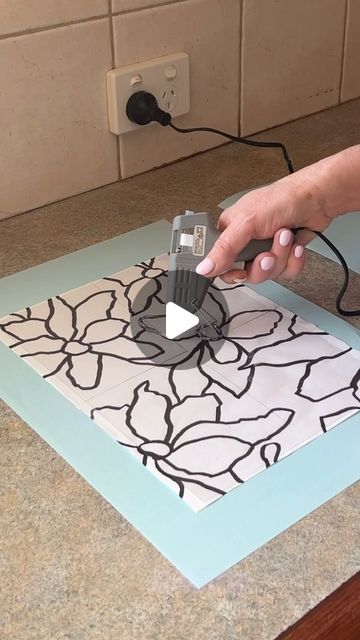 Hot Glue Art Diy, Stencil Designs Creative, Art With Hot Glue, Hot Glue Art On Canvas Diy, Hot Glue Painting, Acetate Art, Textured Art Ideas, Hot Glue Crafts, Hot Glue Stencil