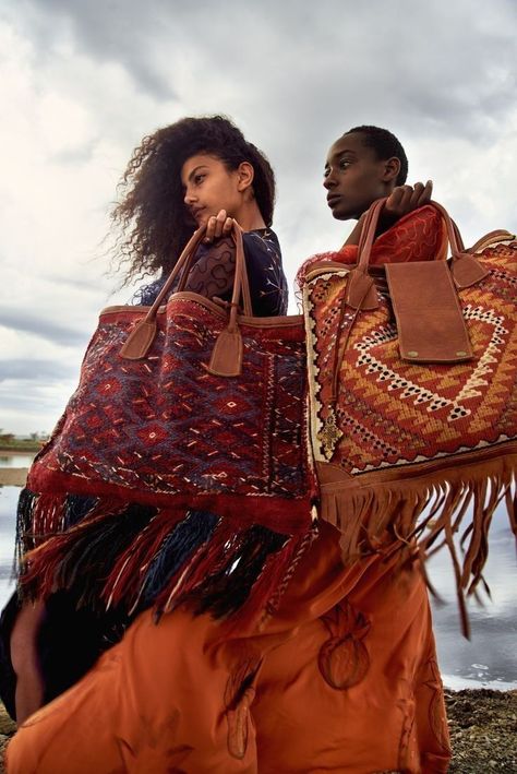 THE fashion collection African Botanics, Bohemian Diesel, Sac Diy, Sacs Design, Kilim Bag, Stil Boho, Bohemian Bags, Crochet Clothing And Accessories, Carpet Bag