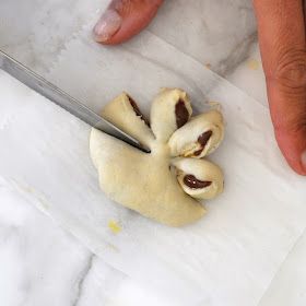 Cooking with Manuela: How to Make Puff-Pastry Chocolate-Hazelnut Flowers Puff Pastry Chocolate, Chocolate Brioche, Pepperidge Farm Puff Pastry, Flower Desserts, Pastry Chocolate, Pastry Design, Puff Pastry Desserts, Hazelnut Chocolate, Apple Dessert