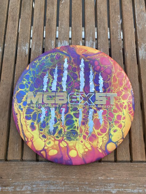 One of my favorite dyes ever, a simple 3 color floetrol pull just turned out incredible!! Disc Dyeing, Disc Golf Dye, Flying Toys, Dark Phoenix, Disc Golf, Geometric Designs, Tri Color, Handmade Art, Lava Lamp