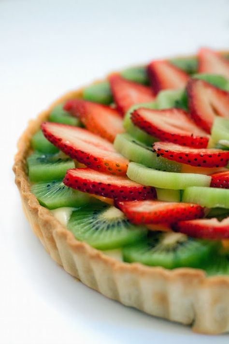 Kiwi Strawberry Tart with Cream Cheese Custard Filling Cream Cheese Custard, Kiwi Dessert, Kiwi Recipes, Kiwi Strawberry, Strawberry Tart, Raspberry Tarts, Baking Goods, Custard Filling, Party Food And Drinks