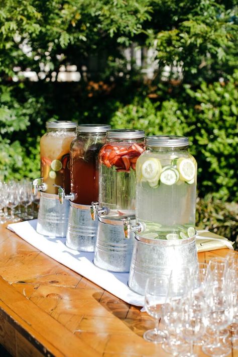 Wedding Drink Table, Lemonade Ideas, Kids Drinks Party, Lemonade Wedding, Picnic Party Decorations, Mesa Bar, Food Display Stands, Wedding Buffet Food, Infused Waters