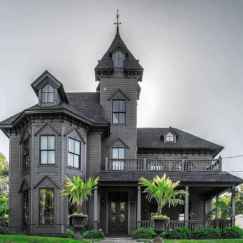 Pricey Pads on Instagram: “There's just something about a black house! I don't think I'd be brave enough to do it but I would definitely buy one 😂😍. This 1872 Second…” Gothic House Exterior, Gothic House Plans, Gothic Exterior, Goth Mansion, Victorian Gothic House, Gothic Victorian House, Gothic Homes, Goth Houses, Stillwater Minnesota