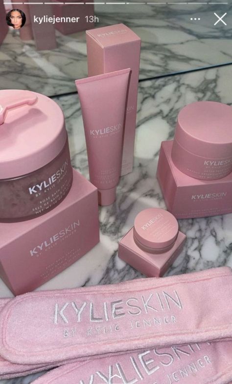 #aesthetic #skincare #thatgirl Kylie Jenner Blonde, Pic Aesthetic, Kylie Baby, Kylie Skin, Skin Care Business, Bath N Body Works, Skincare Packaging, Kylie Cosmetic, Acrylic Nails Coffin Pink