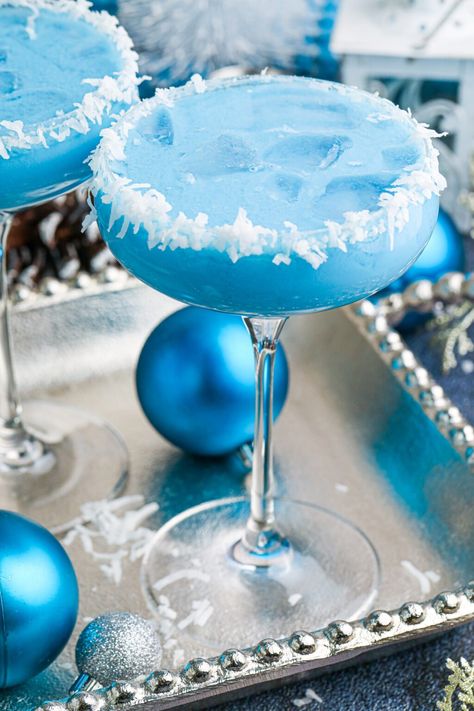 Blue Christmas Cocktail - My Incredible Recipes Coconut Milk Cocktail, Fruity Rum Drinks, Pineapple Mojito, Blue Drinks, Sweet Cocktails, Fancy Cocktails, Christmas Cocktail, Kitchen Fun, Lime Soda