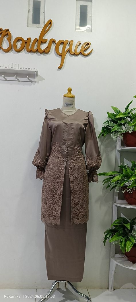 Kebaya Melayu, Baju Bridesmaid Hijab, Ootd Hijab Casual, Kebaya Dress, Kurung Moden, Muslim Dress, Dress Ideas, Batik, Women's Fashion