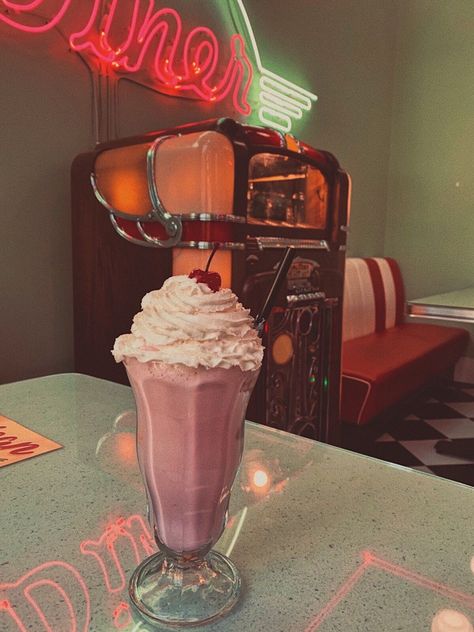 50s Aesthetic, 80s Vibes, Stranger Things Dr, 80s Aesthetic, Vintage Americana, S Aesthetic, Retro Aesthetic, Vintage Aesthetic, Riverdale