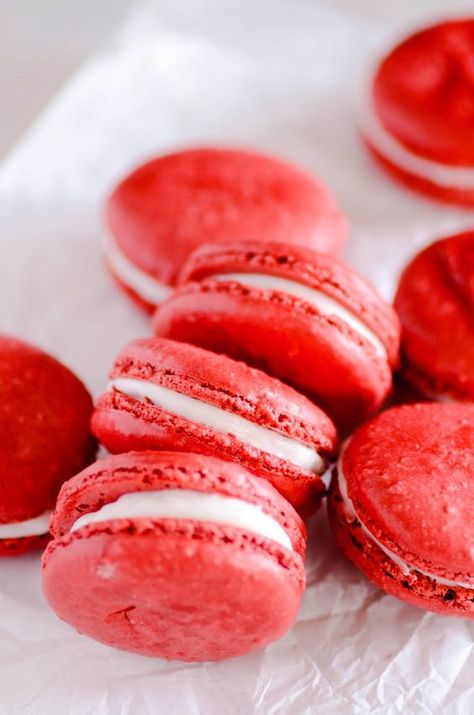 These Red Velvet Macarons are absolutely fool-proof. I tested them over and over using all the classic blunders, and they still turned out just fine! Red Velvet Macarons Recipe, Red Velvet Macaroons, Red Velvet Macarons, Macaron Recipes, French Macarons Recipe, White Chocolate Frosting, Red Velvet Recipes, Macaroon Recipes, Macaron Recipe