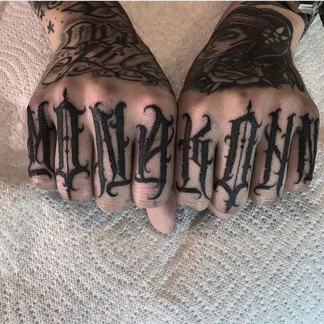 Tatuajes en dedos  ✞ Tony Country, Tattoo Front, Traditional Chicano Tattoos, Fingers Tattoo, Knuckle Tattoo, Chicanas Tattoo, Stomach Tattoos Women, Tattoo Lettering Styles, Knuckle Tattoos