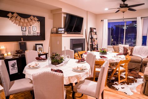 Friendsgiving - small space dinner party set up Party In Small Apartment, College Event Ideas, Event Ideas Creative, Apartment Party, Friendsgiving Ideas, Mile High City, Paw Patrol Party, Mile High, Big City